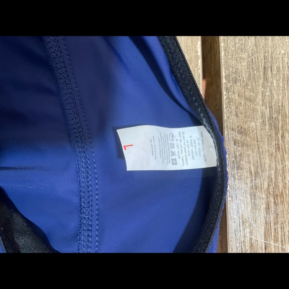 Swimsuit top size large - Picture 3 of 4